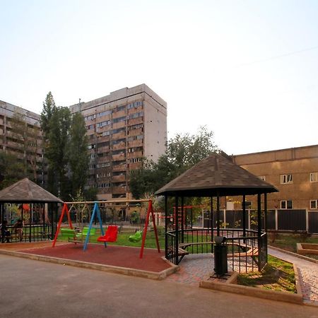 אלמטי Апартаменты С Двумя Спальнями На Арбате! מראה חיצוני תמונה