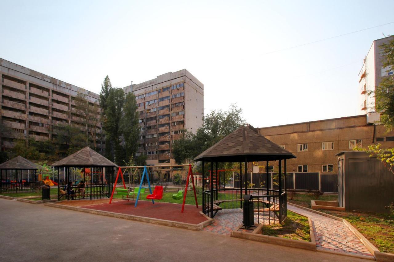 אלמטי Апартаменты С Двумя Спальнями На Арбате! מראה חיצוני תמונה
